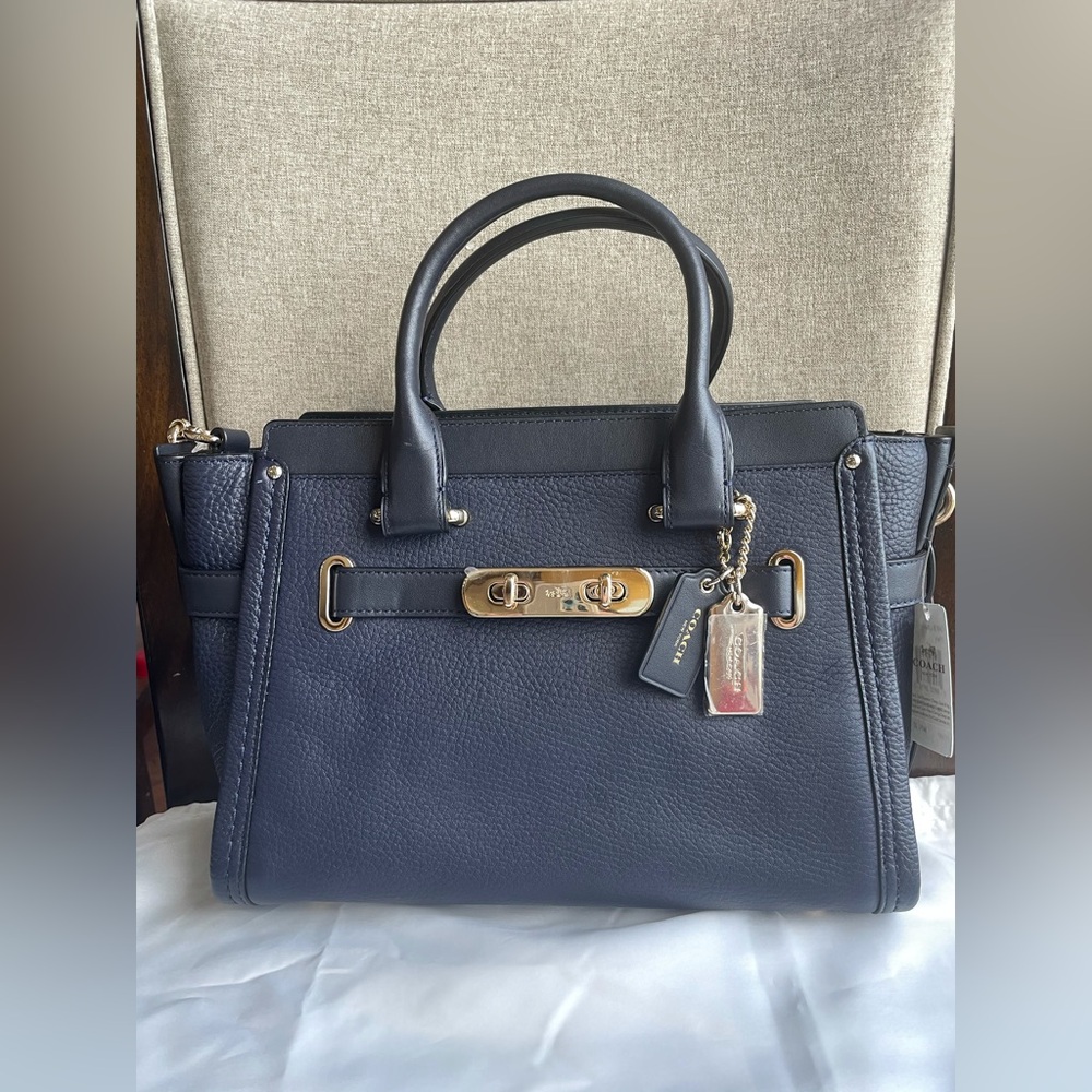 NWT！COACH SWAGGER 27 IN PEBBLE LEATHER (COACH F34816) LIGHT GOLD/NAVY